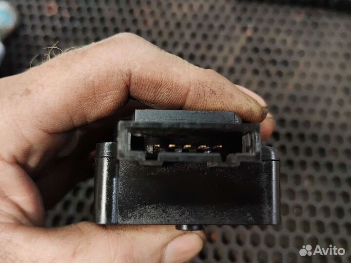 Привод механизма замка багажника