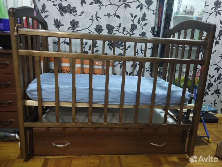 Детская кроватка с маятником и ящиком