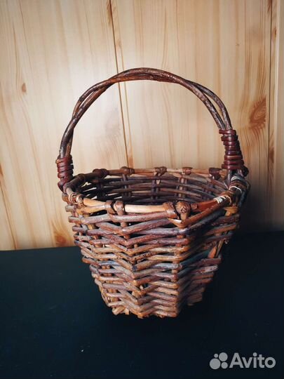 Корзина плетеная из дерева