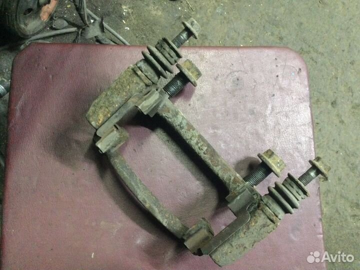 Скоба заднего суппорта VW T5 T6