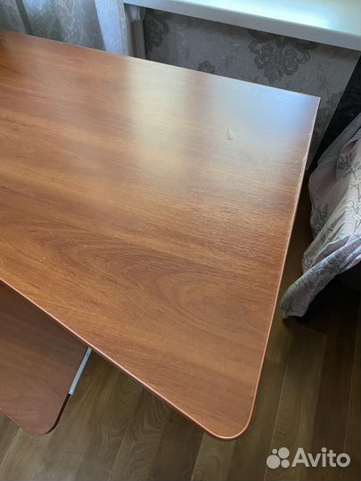 Стол с книжными полками