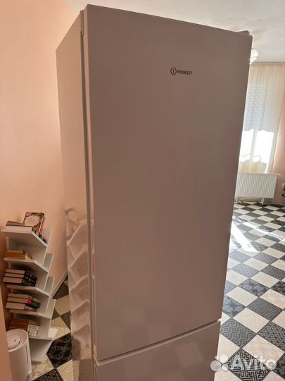 Холодильник Indesit Total No Frost б/у 1,5 года