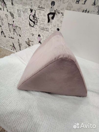 Подушка под колени треугольник