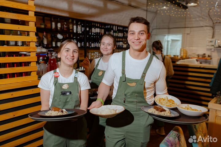 Официант в кафе Дача