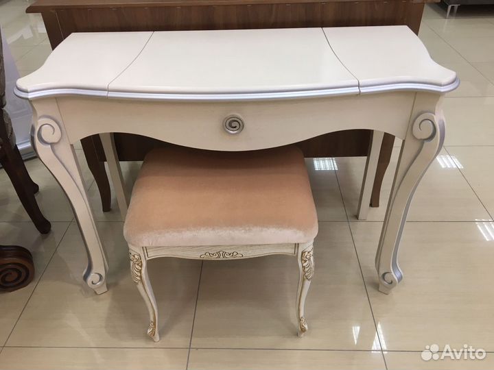 Столик туалетный Дамский столик