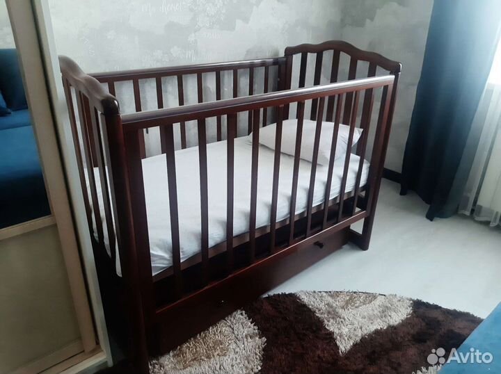 Детская кроватка с маятником и ящиком