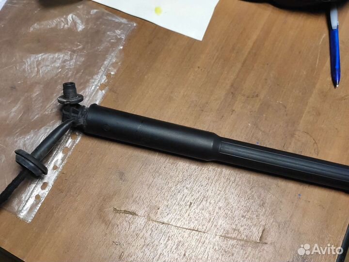 Амортизатор багажника L электро volvo XC60 рестайл