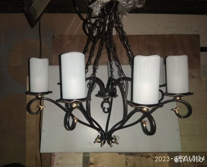 Люстра с элемениами ковки, на цепи