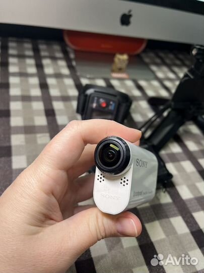 Экшн камера Sony hdr AS200v с пультом и штативом