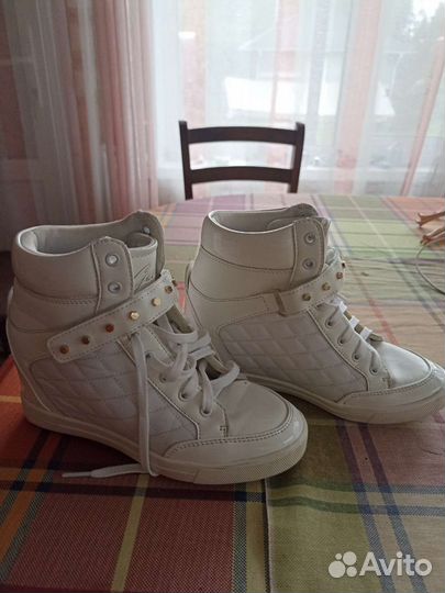 Кроссовки женские сникерсы guess