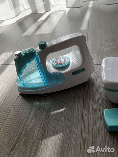 Детская швейная машинка и утюг