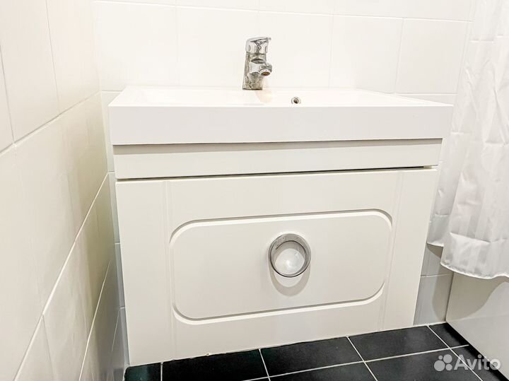 Тумба с раковиной и смесителем в ванную