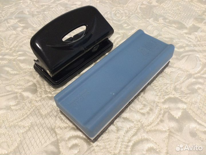 Дырокол и губка для доски