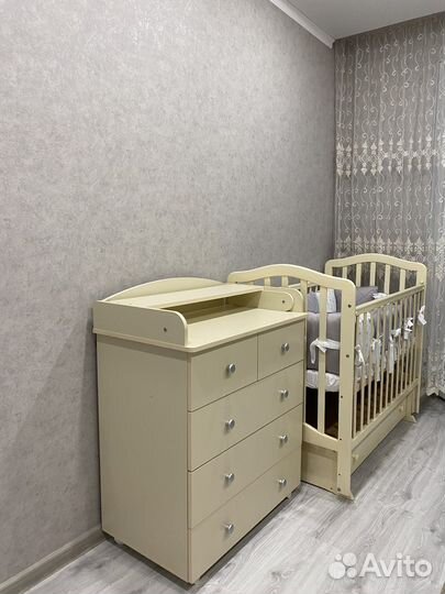 Детская кроватка с маятником и пеленальным комодом