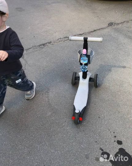 Самокат детский трехколесный с корзинкой серый