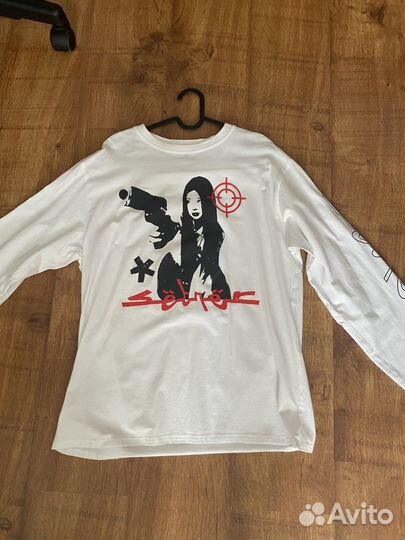 Белый лонгслив оверсайз