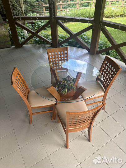 Стол круглый стеклянный со стульями