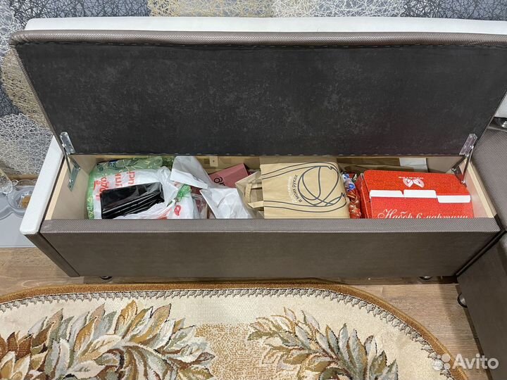 Кухонный уголок с местами для хранения