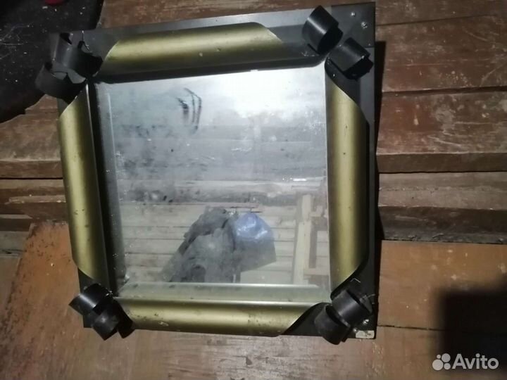 Зеркало в металлической рамке