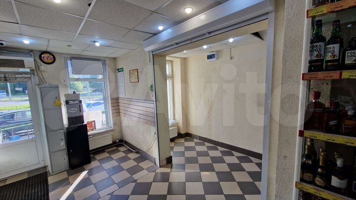 Торговое помещение с витринным окном на проспект