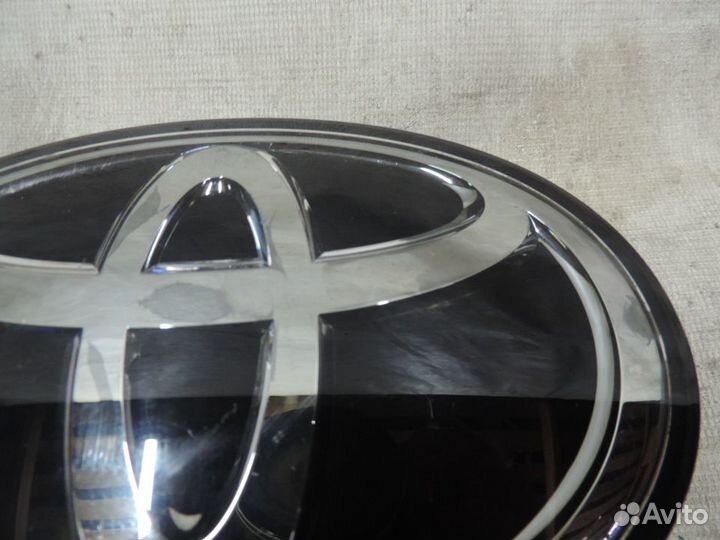Эмблема решетка радиатора Toyota Land Cruiser 2015