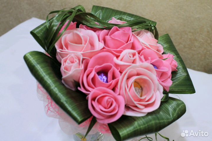 Букет из цветов и конфет