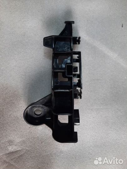 Кронштейн фонаря задний левый Toyota Camry V70