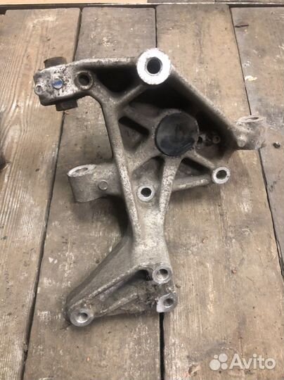 Задний кулак (цапфа) VW Passat B6 B7 CC