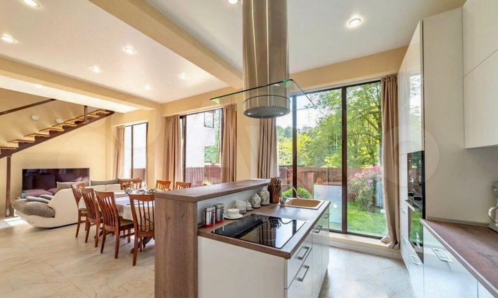 Дом 270 м² на участке 6 сот.