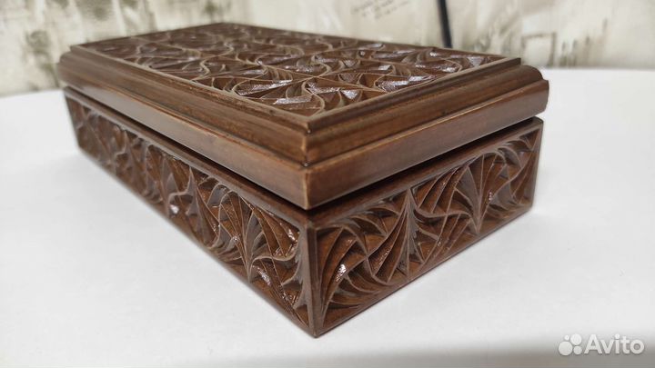 Деревянная шкатулка