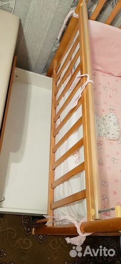Детская кроватка с маятником и ящиком