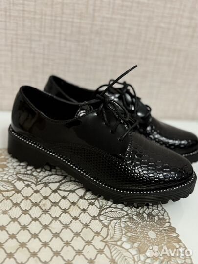 Лаковые черные туфли