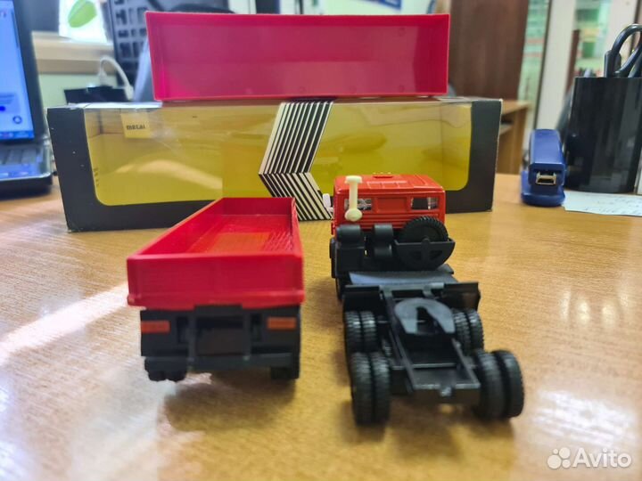 Модель СССР 1:43. Камаз 5410 с тентом красный