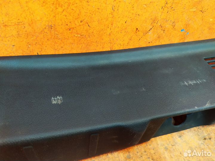 Кожух замка багажника Mitsubishi Outlander 3