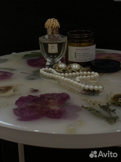 Столик из эпоксидноц смолы с живыми цветами