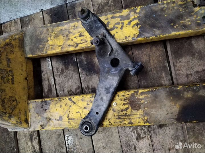 Mitsubishi outlander 1 рычаг передний левый