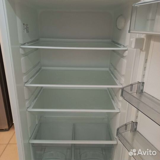 Холодильник с морозильной камерой. Доставка