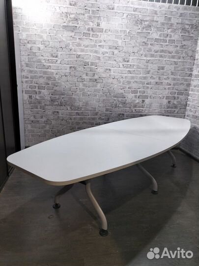 Стол переговоров на металлических ногах