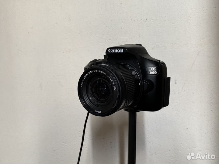Зеркальный фотоаппарат canon 1300D