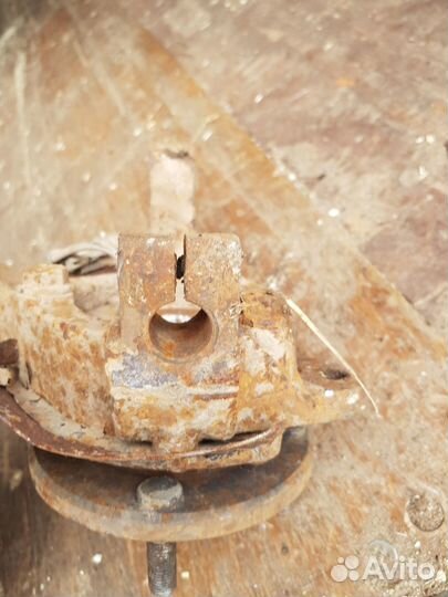 Кулак поворотный передний левый Vortez Estina