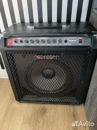 Басовый комбоусилитель