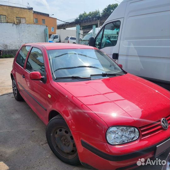 Volkswagen Golf 1.6 AT, 1998, битый, 285 000 км