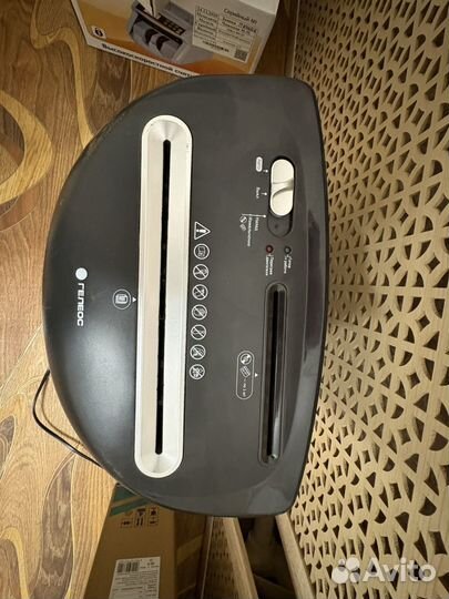 Уничтожитель бумаг шредер