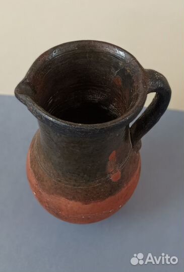 Старинный глиняный кувшин