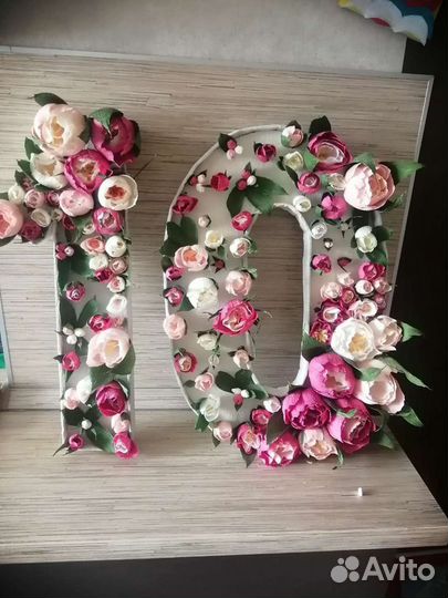 Объемная цифра из цветов