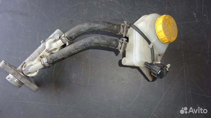 Главный тормозной цилиндр Nissan Tino V10