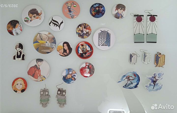Аниме: значки плакаты карты дакимакуры сережки