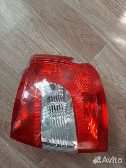 Фара оригинальная задняя правая на skoda rapid