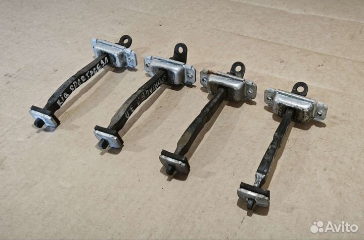 Ограничитель двери пер/зад Kia Sportage 2 2004-10