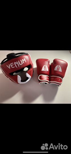 Боксерские шлем и перчатки